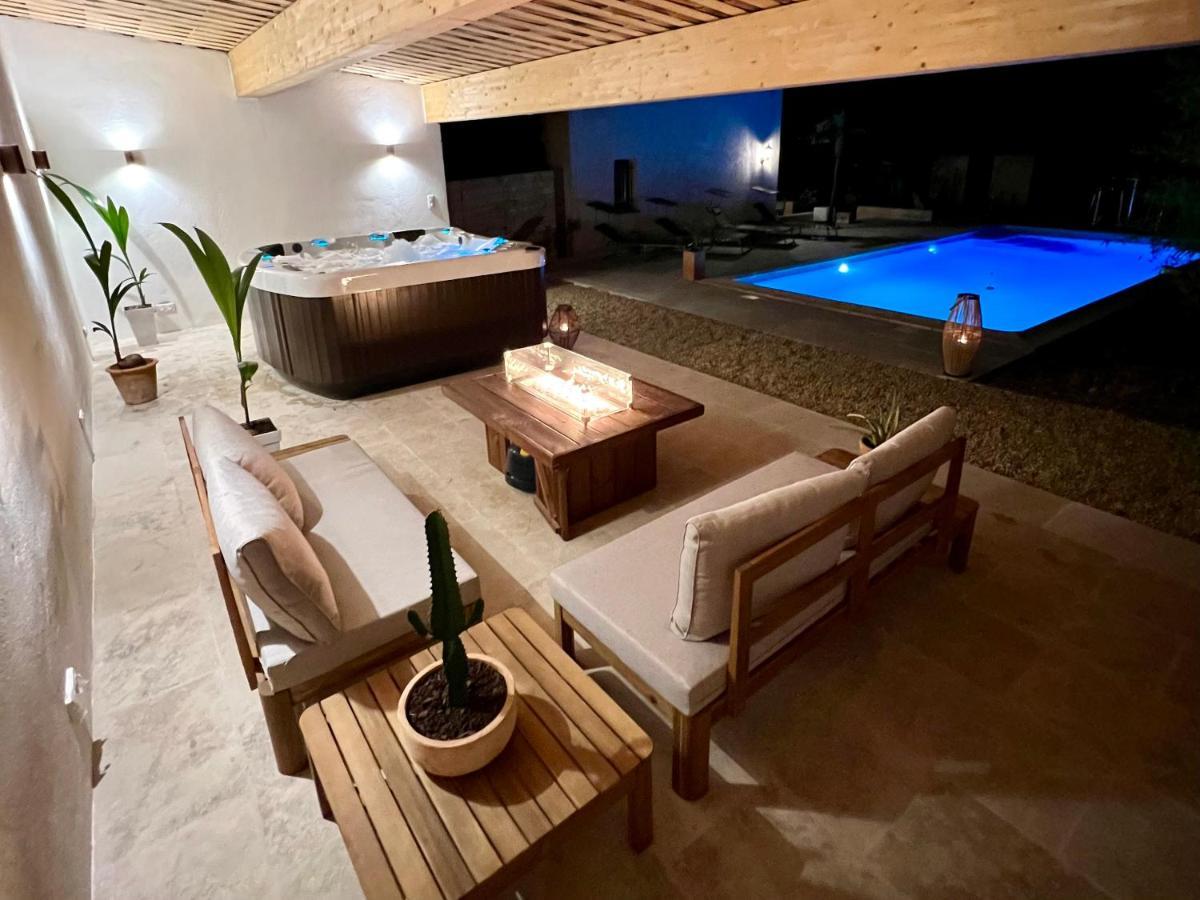 Avec Jacuzzi Et Piscine Villa